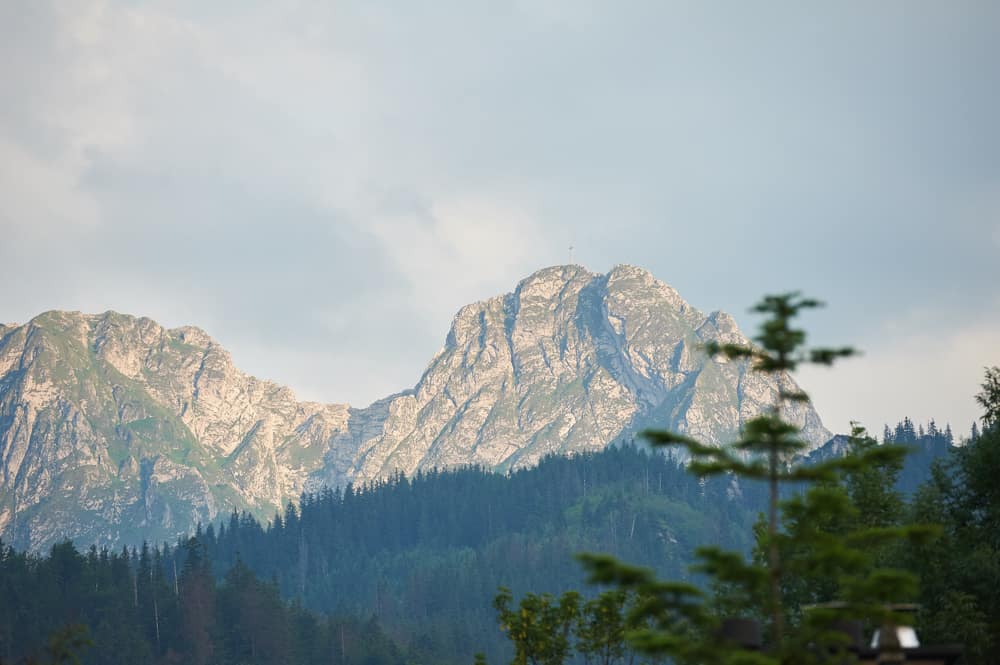 Zakopane poza sezonem: Odkryj sekrety tanich noclegów w domku góralskim, których nie znajdziesz na Krupówkach!